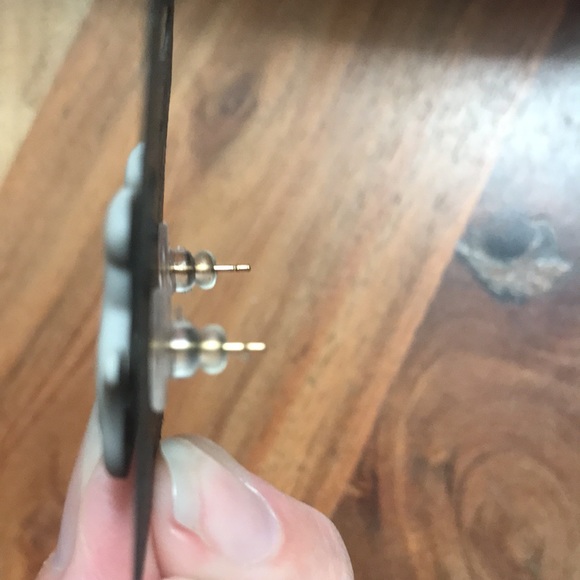 Post earrings *NEW* White Cat - Picture 3 of 3